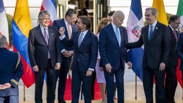 Biden intercambia palabras con Abinader y Lacalle en la foto de familia de la cumbre APEP