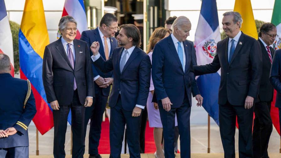 Biden intercambia palabras con Abinader y Lacalle en la foto de familia de la cumbre APEP