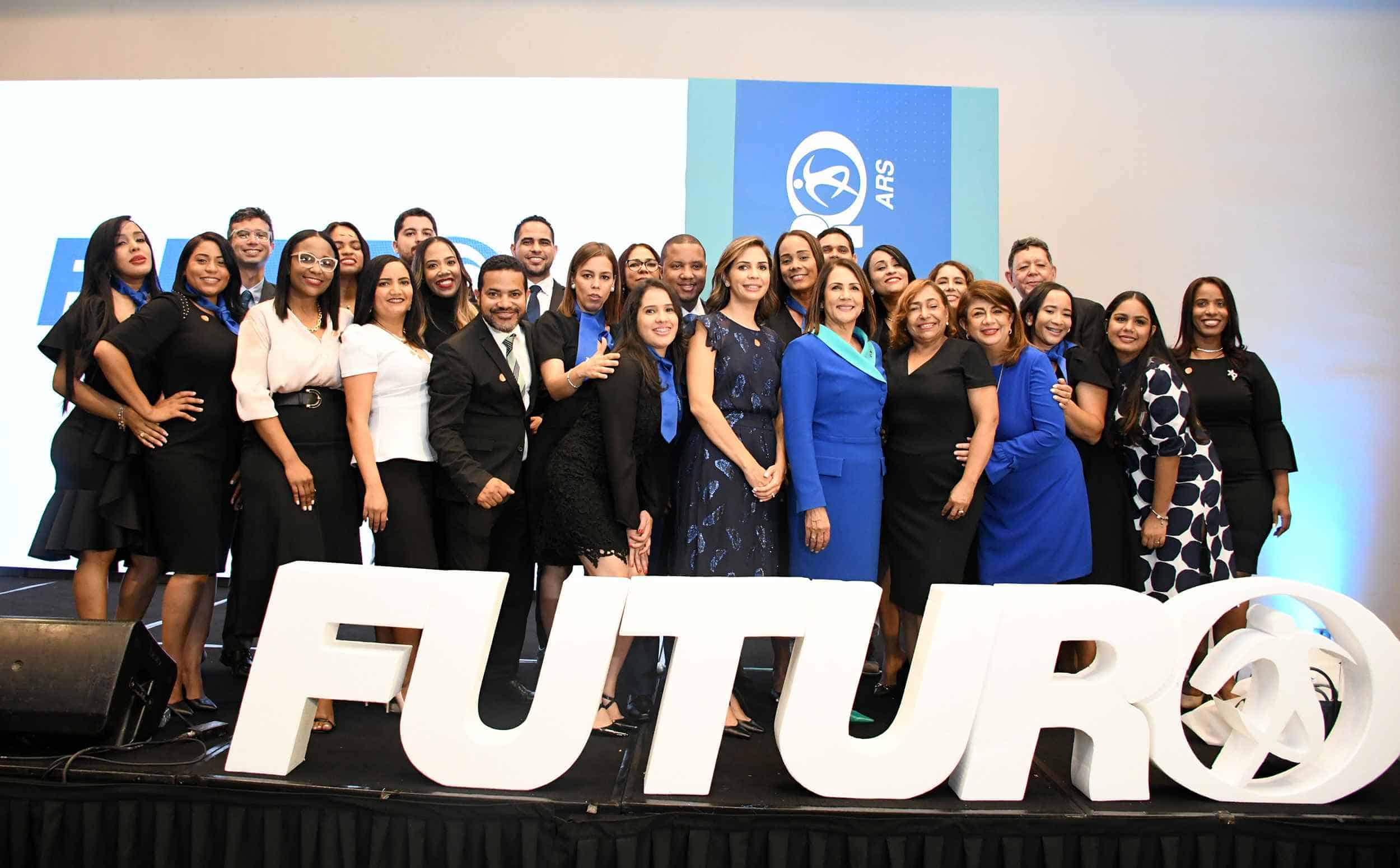 Leyda Rivera, gerente general, acompañada de Beatriz Berroa, VP de operaciones y negocios, y colaboradores de Futuro ARS.