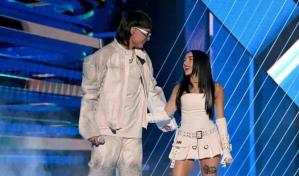 ¿Romance confirmado? Peso Pluma besa a Nicky Nicole en pleno concierto