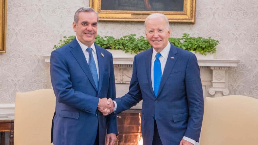 El significado de las corbatas azules de Abinader y Biden