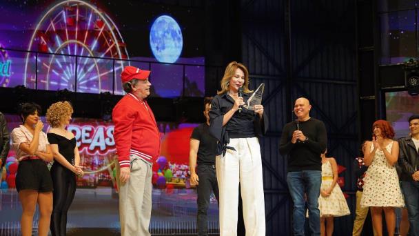 Ministra de Cultura sorprende a Kenny Grullón y le hace un reconocimiento por sus 40 años de carrera