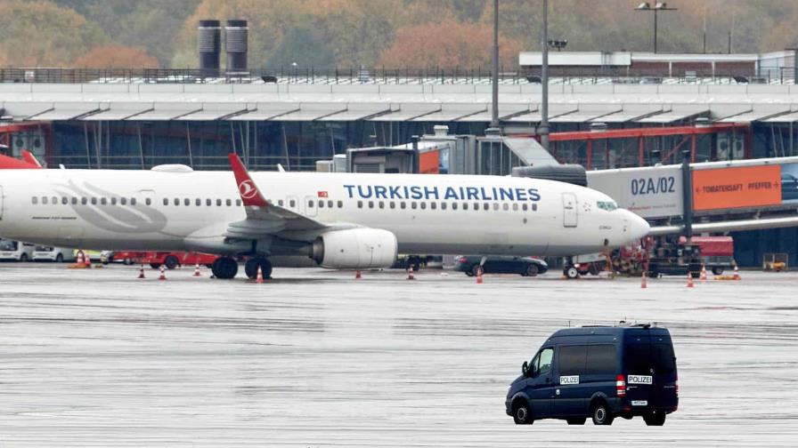 Hombre armado retiene a su hija de 4 años en el aeropuerto de Hamburgo, que sigue cerrado