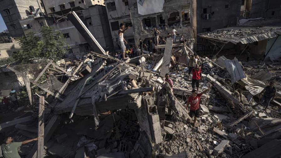 Israel bombardea un campo de refugiados en Gaza y rechaza presiones de EEUU de pausar los combates