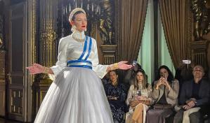 Evita Perón, la historia del mito “a través de sus trajes”, desfiló por Madrid