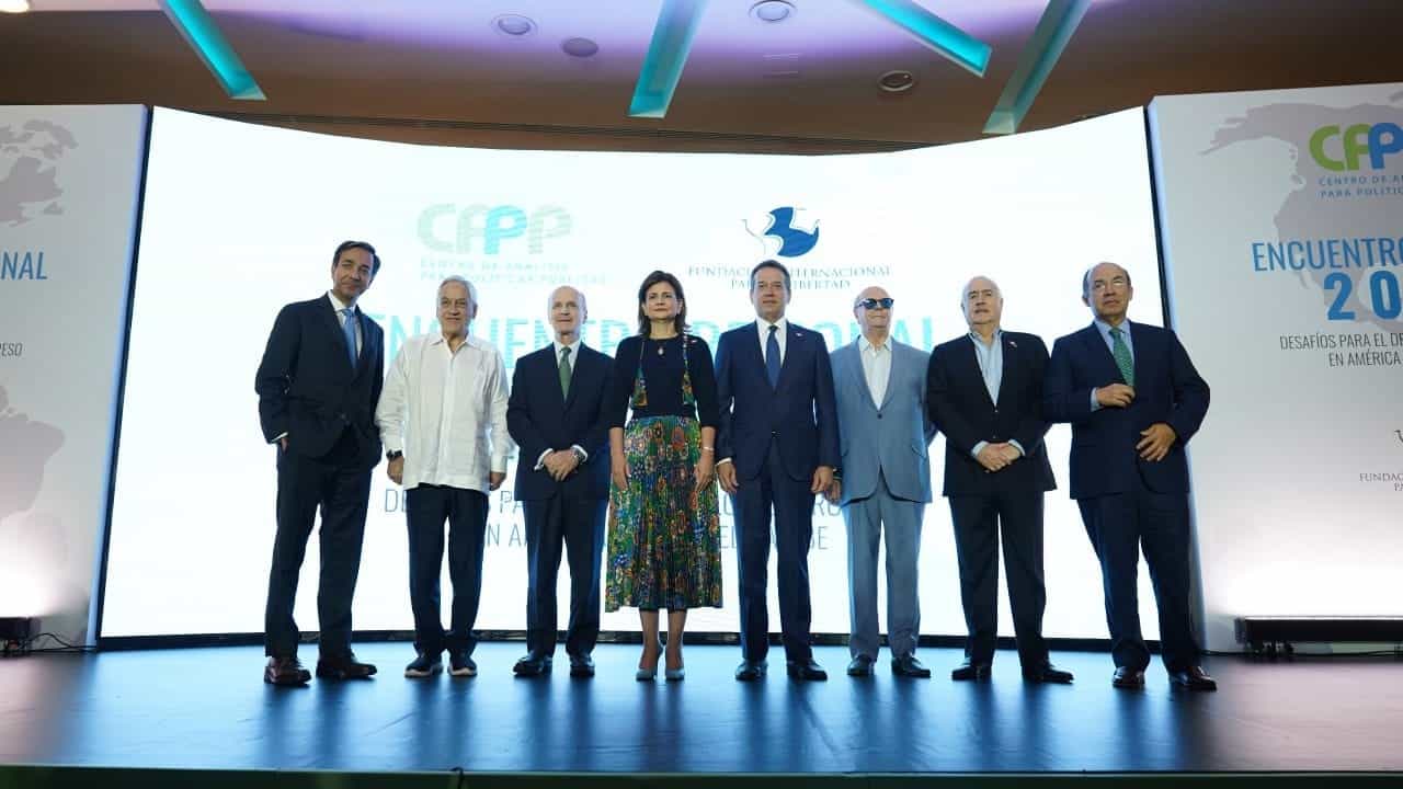 Raquel Peña, Ito Bisonó e Hipólito Mejía junto a expresidentes invitados.