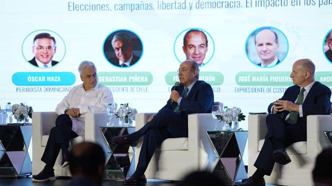 Los exmandatarios latinoamericanos Sebastián Piñera, Rafael Calderón y José María Figueres durante el evento.