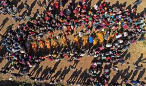 Una aldea destruida por el sismo en Nepal despide a sus muertos