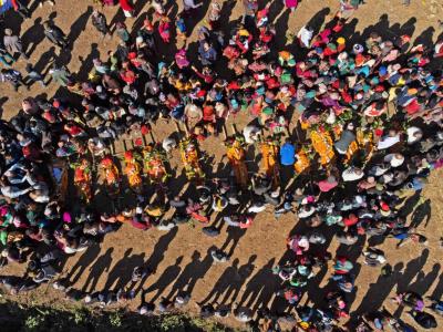 Aldea destruida por sismo en Nepal despide muertos