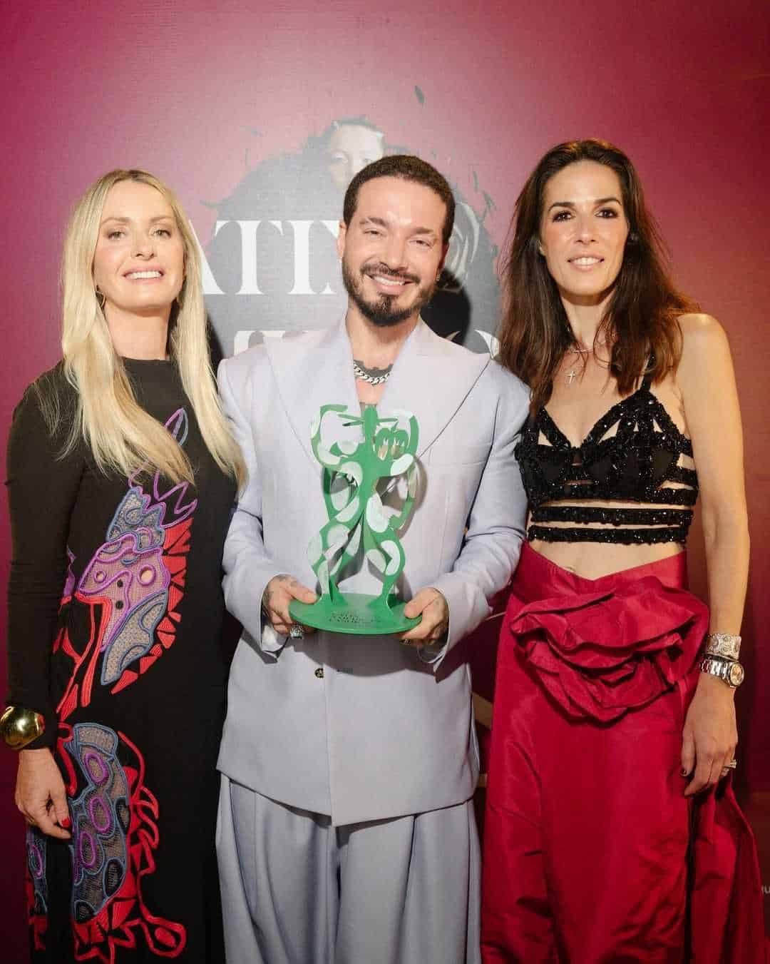 J Balvin junto a las cofundadoras del evento, Silvia Argüello y Constanza Etro.