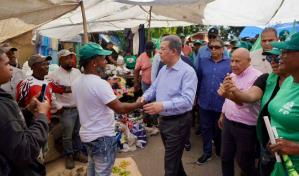 Leonel Fernández visita mercado de San Juan y afirma que la situación es caótica