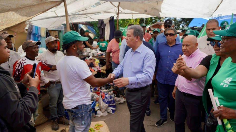 Leonel Fernández visita mercado de San Juan y afirma que la situación es caótica