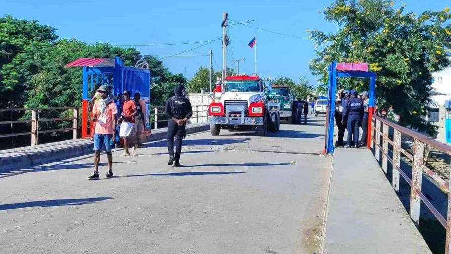Este lunes entraron por Elías Piña desde Haití 60 camiones y 18 camionetas