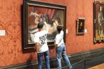 Dos ecologistas detenidos tras romper el cristal de una pintura de Velázquez en Londres Dos ecologistas detenidos tras romper el cristal de una pintura de Velázquez en Londres