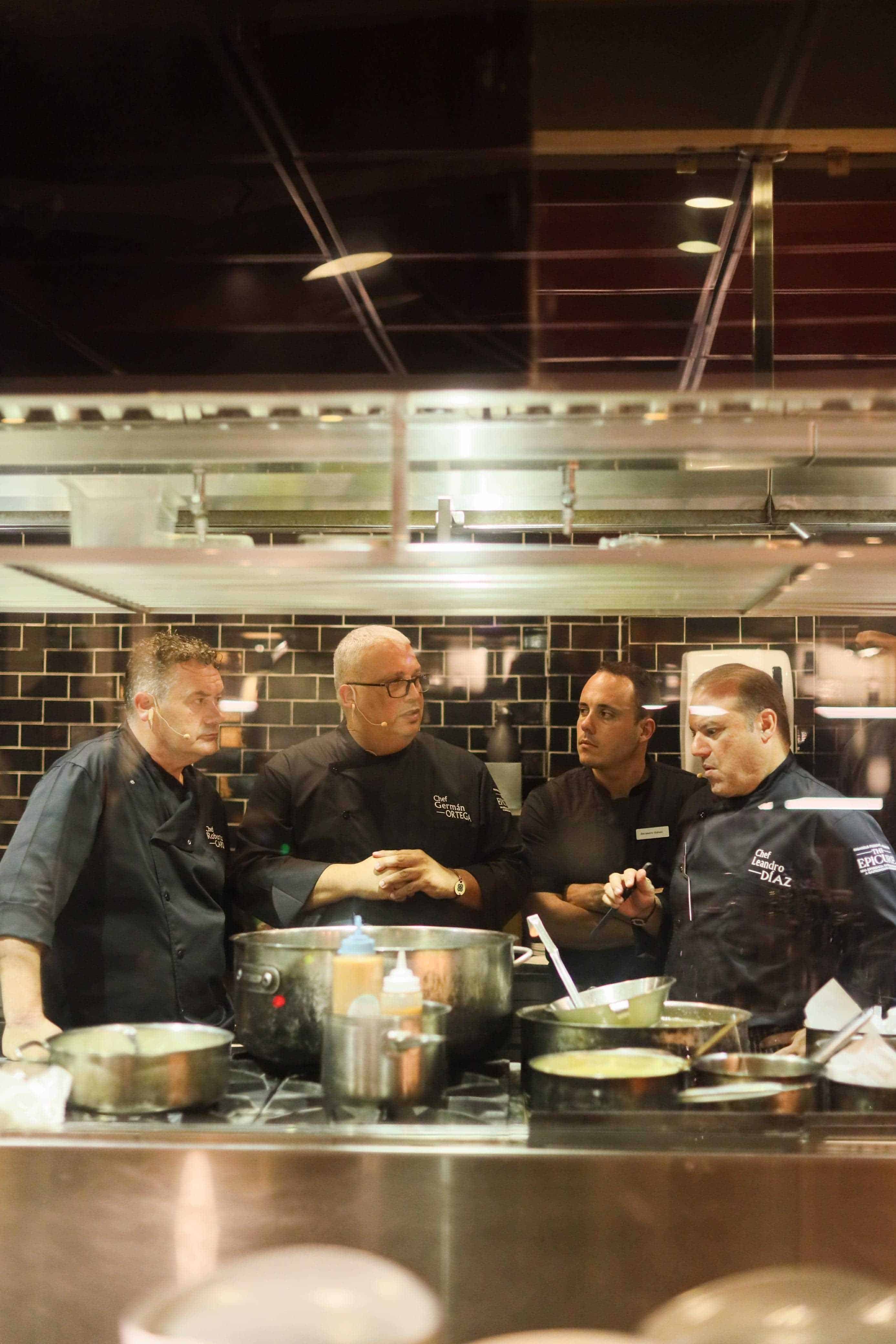 Dentro de la cocina, al centro, el chef Germán Ortega junto a Roberto Capone y Leandro díaz.