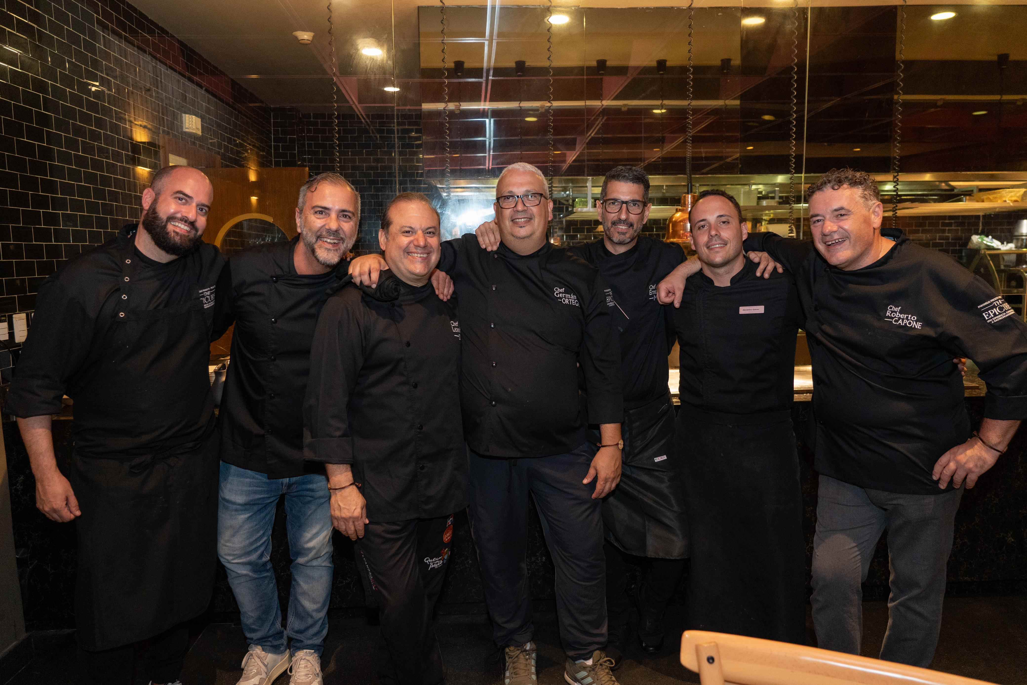 Tres chefs estelares y un equipo en la cocina de unas veinte personas hicieron posible la cena a nueve tiempos.