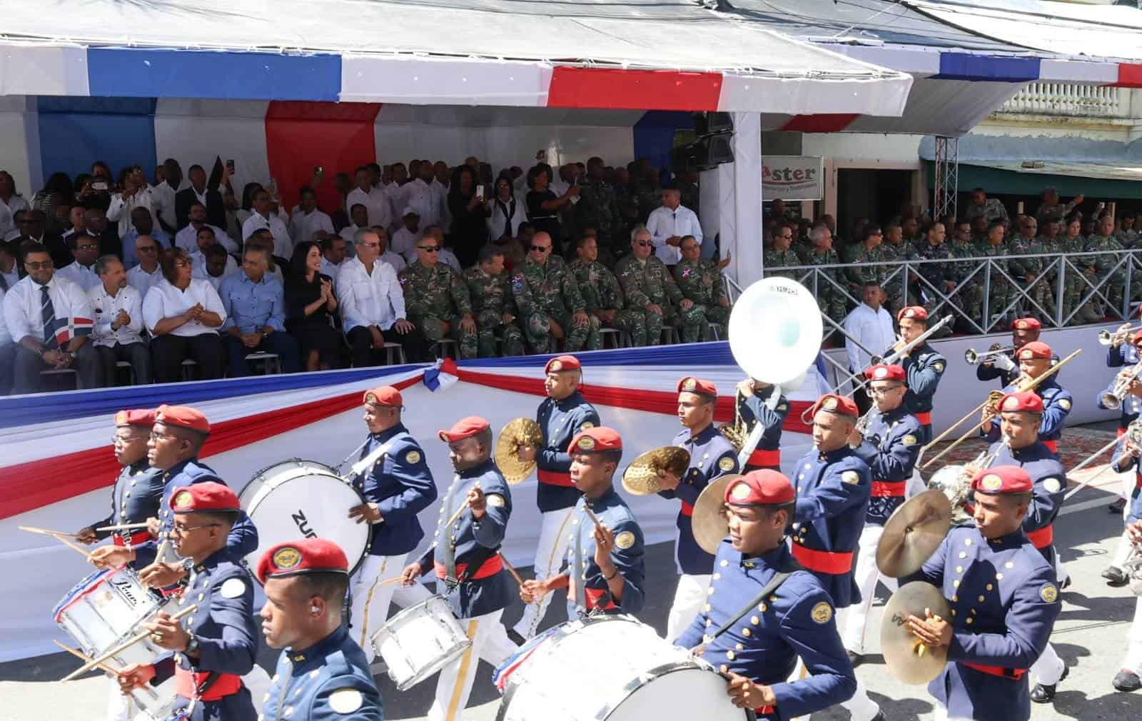 Desfile frente al presidente Luis Abinader y la primera dama Raquel Arbaje.