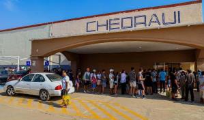 Largas filas en Acapulco por la reapertura de supermercados tras el paso de Otis en México