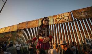 Amal, la marioneta migrante que lleva esperanza al muro de la frontera en Tijuana