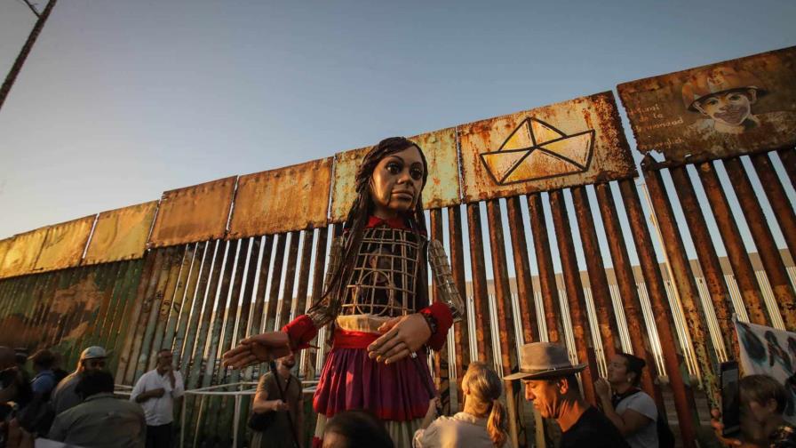 Amal, la marioneta migrante que lleva esperanza al muro de la frontera en Tijuana