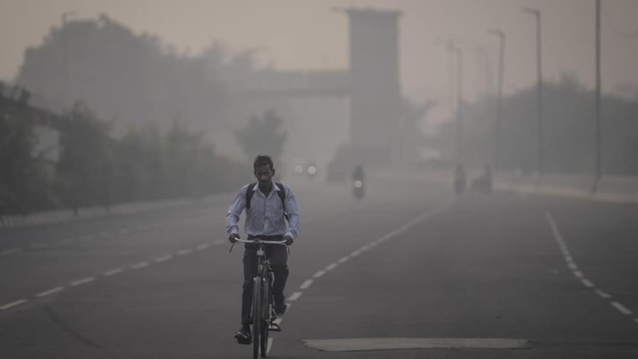 Masa de aire tóxico arropa Nueva Delhi, obliga a cerrar escuelas y usar las mascarillas
