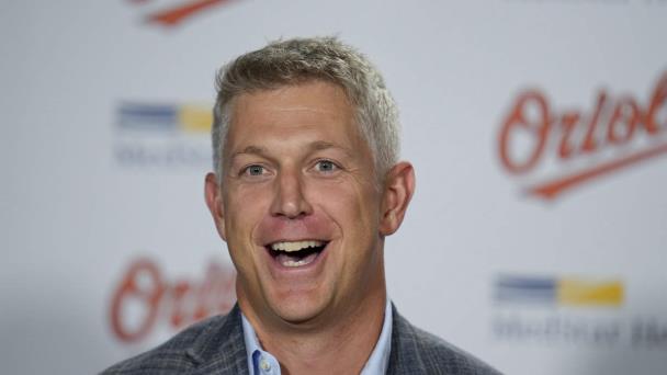 Mike Elias de los Orioles es nombrado Ejecutivo del Año de MLB