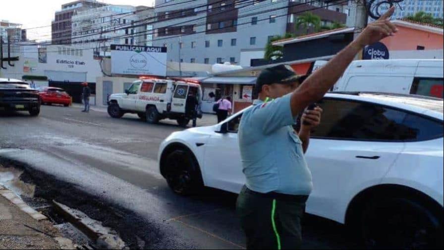 Vuelco de minibús tras choque con yipeta deja varios heridos en Distrito Nacional