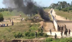 Haitianos queman neumáticos exigiendo salida de militares dominicanos de área cerca de la verja fronteriza