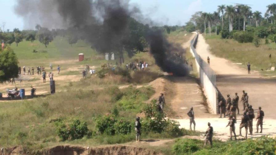 Haitianos queman neumáticos exigiendo salida de militares dominicanos de área cerca de la verja fronteriza