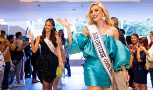 Las aspirantes a Miss Universo saludan y se toman fotografías con salvadoreños