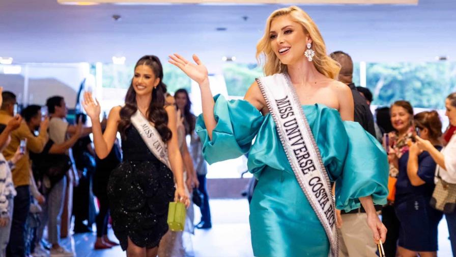 Las aspirantes a Miss Universo saludan y se toman fotografías con salvadoreños