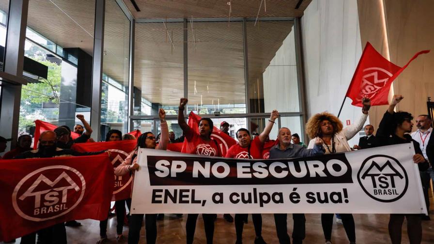 Manifestantes cortan dos avenidas en Sao Paulo por un apagón de luz de cuatro días