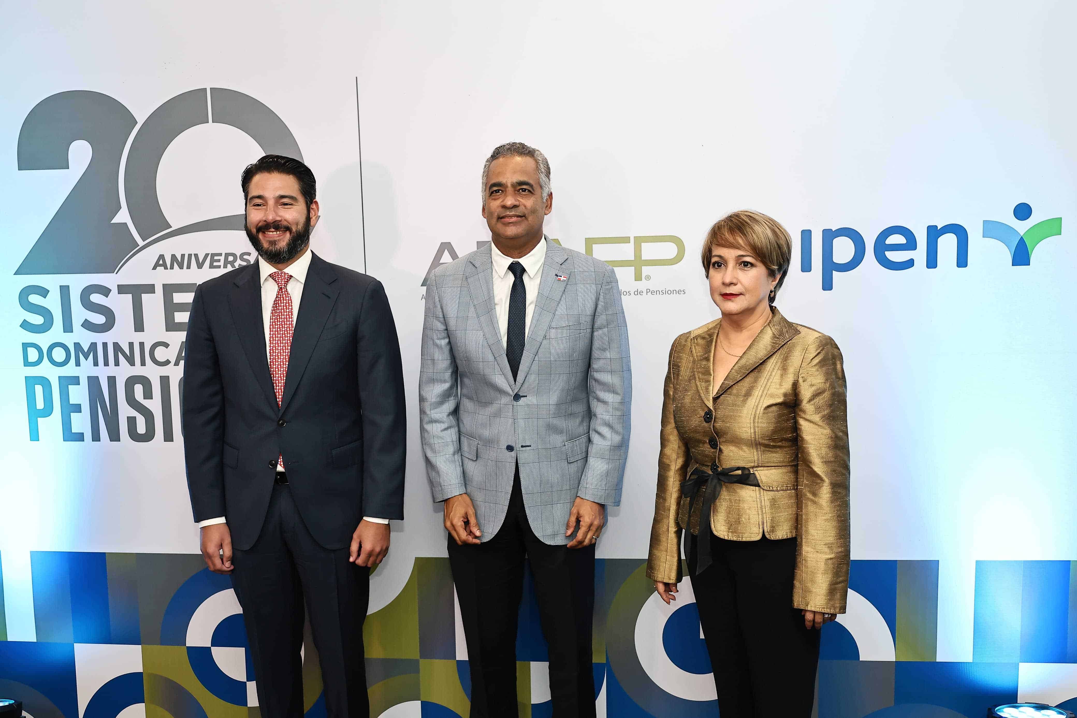 De izquierda a derecha: Francisco Torres, superintendente de Pensiones; Joel Santos, ministro de la Presidencia y Kirsis Jáquez, presidente de Adafp. 