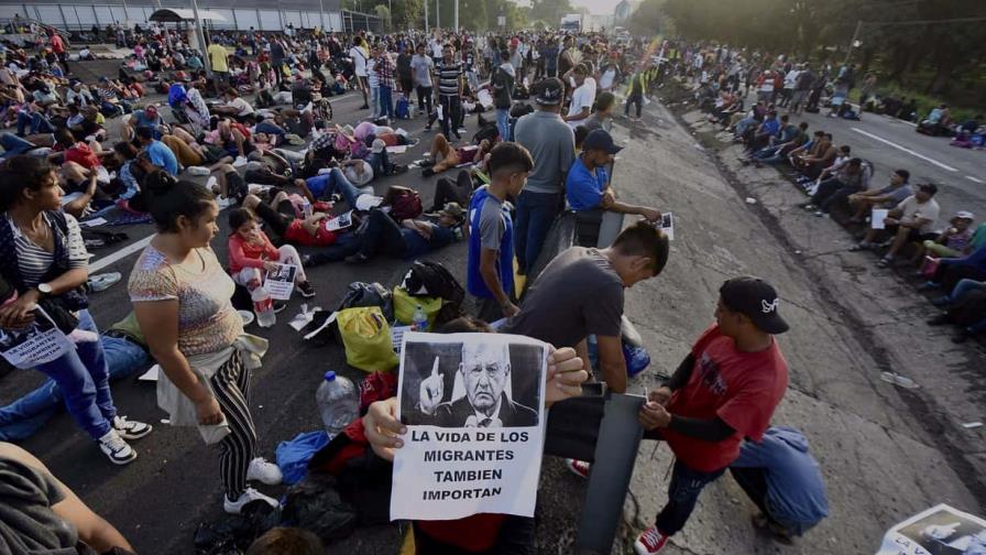 Migrantes bloquean aduana al sur de México para presionar por permisos migratorios