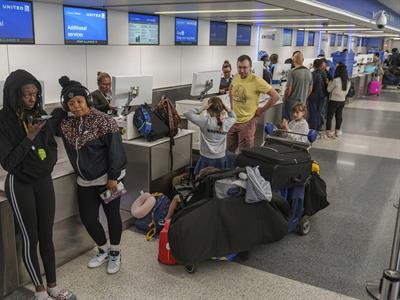 Escasez de controladores aéreos causa suspensión de vuelos LAX
