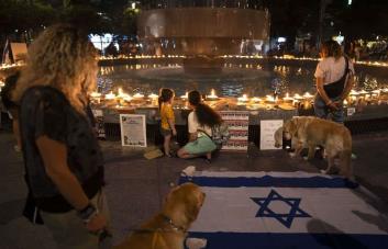 Israel llora a sus muertos y rehenes al conmemorar el primer mes de guerra con Hamás