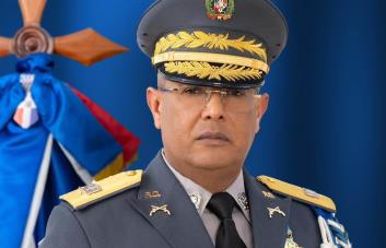 La Policía Nacional entrega una placa al presidente de Asima