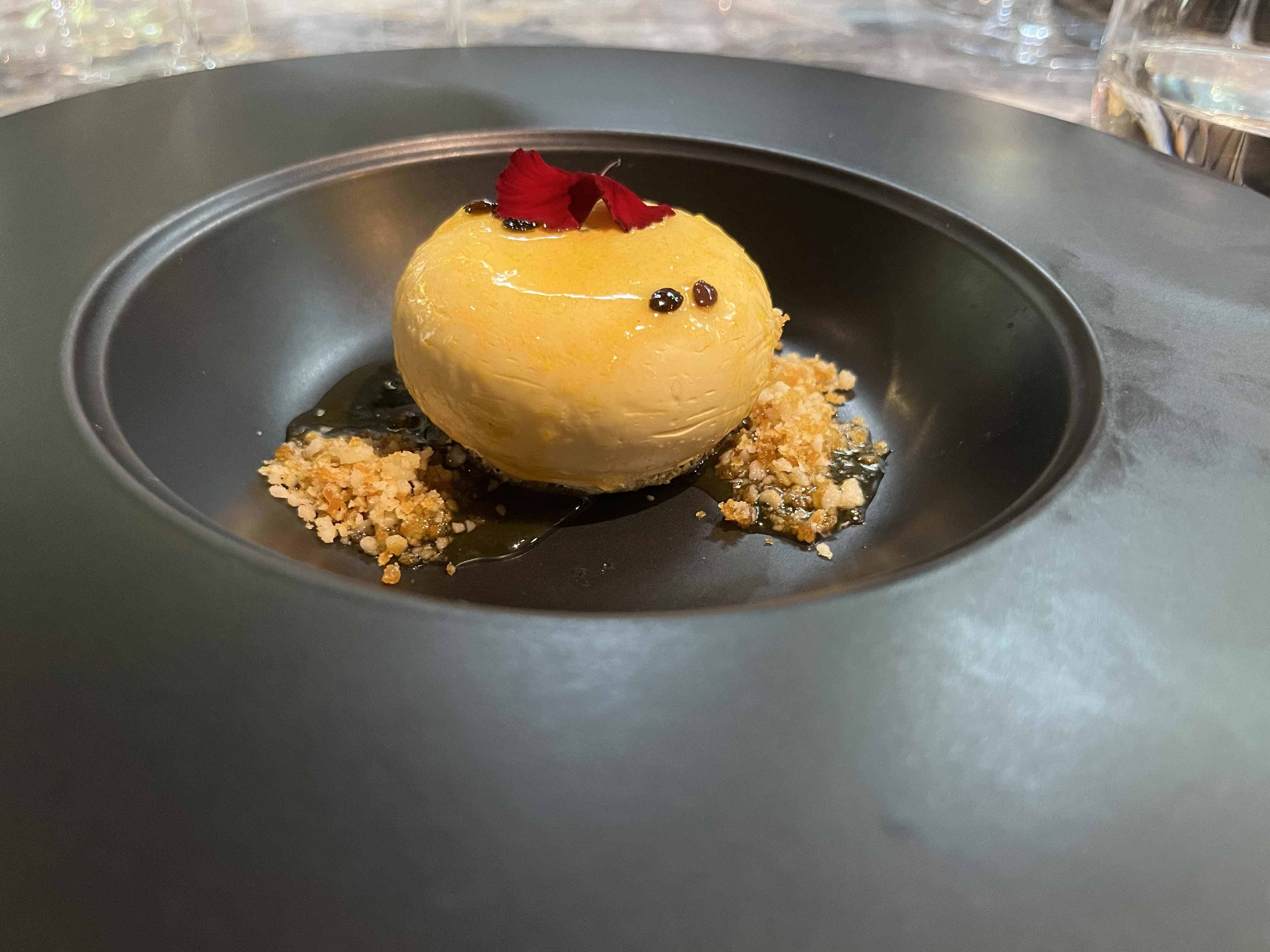 Mousse de chinola relleno de tayota y manzana verde.