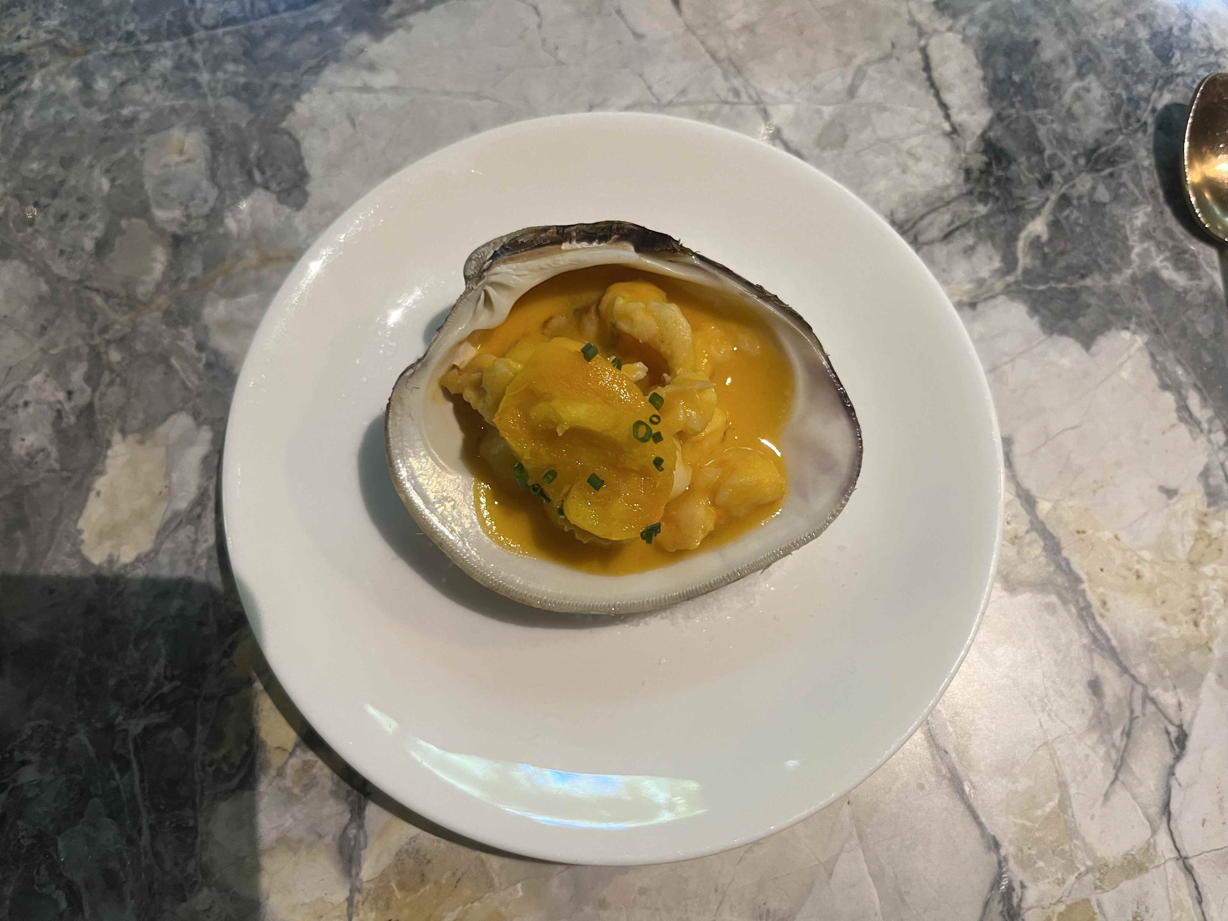 Pescado con coco en crema de chontaduro.