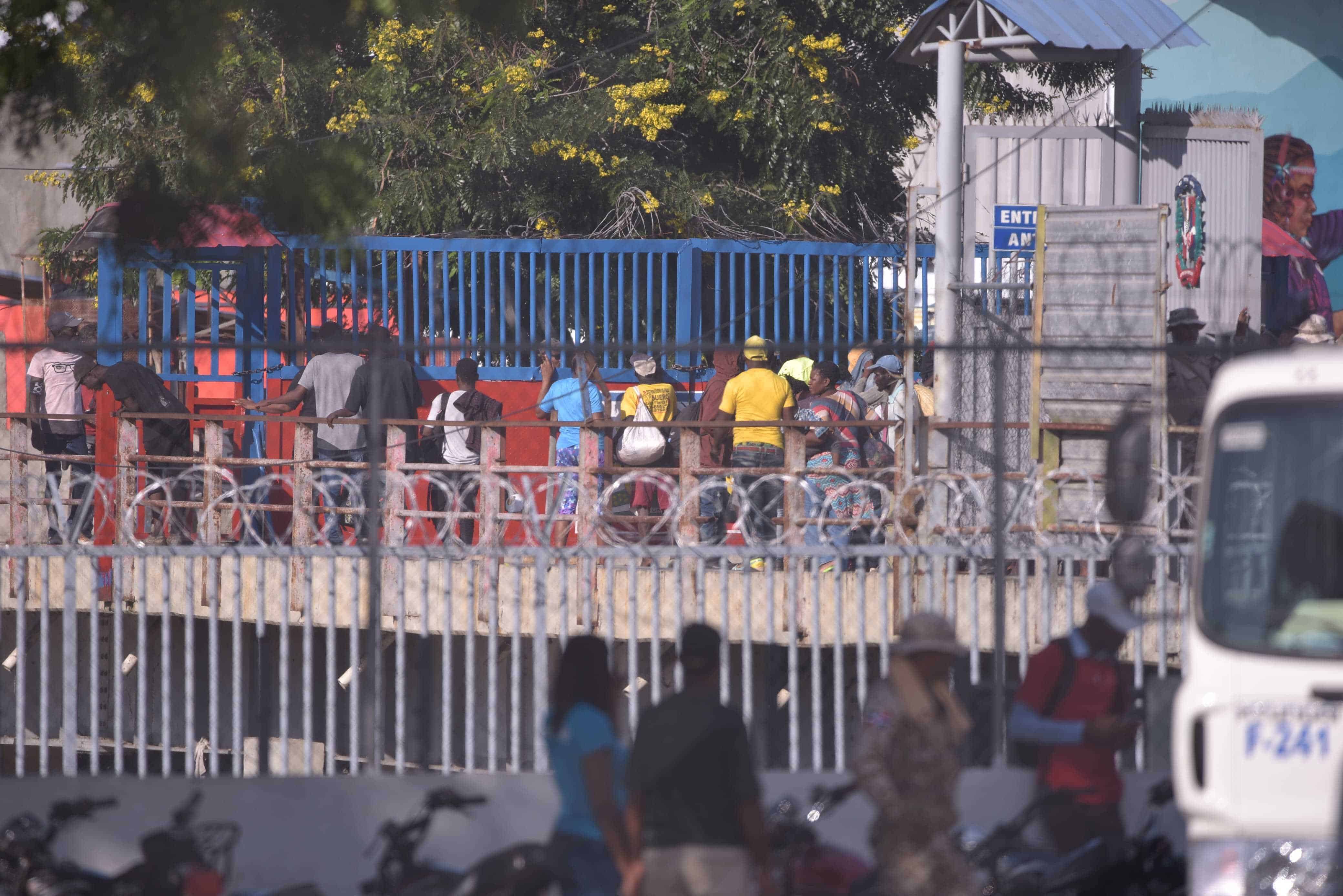 Haitianos haciendo filas para regresar a su país.