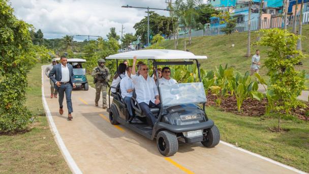 Abinader inaugura el Cristo Park sobre problemática cañada en Cristo Rey