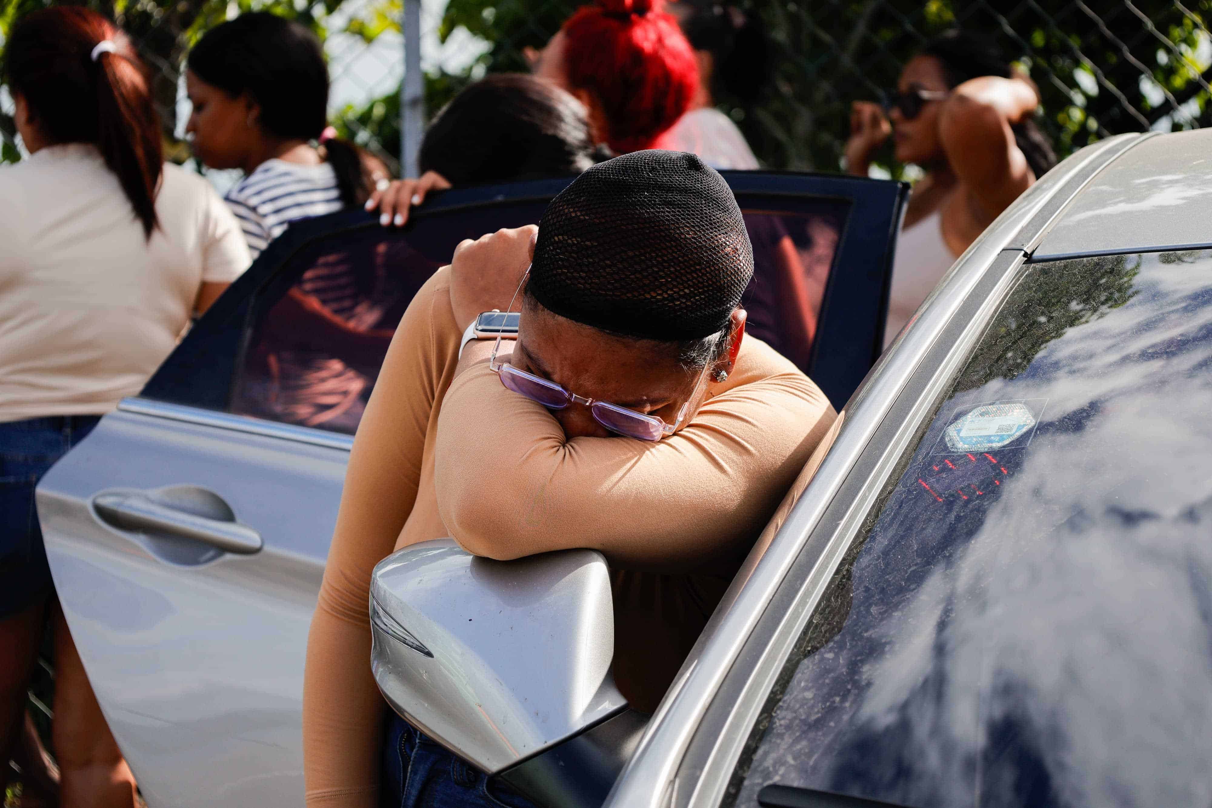 Familiares de la joven desaparecida.