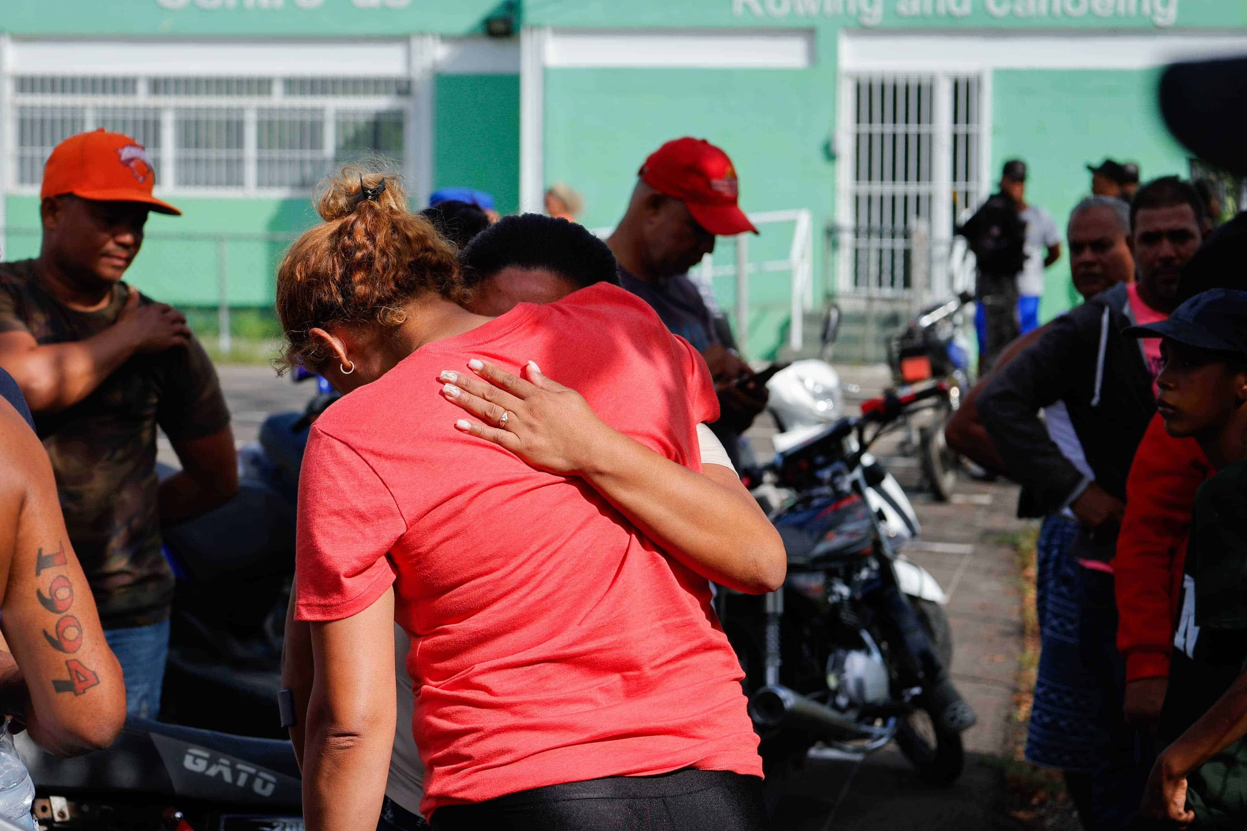 Familiares de Isauly a la espera de información.