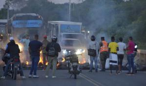 Bloquean paso vehicular en comunidad de Montecristi en rechazo a desalojo 