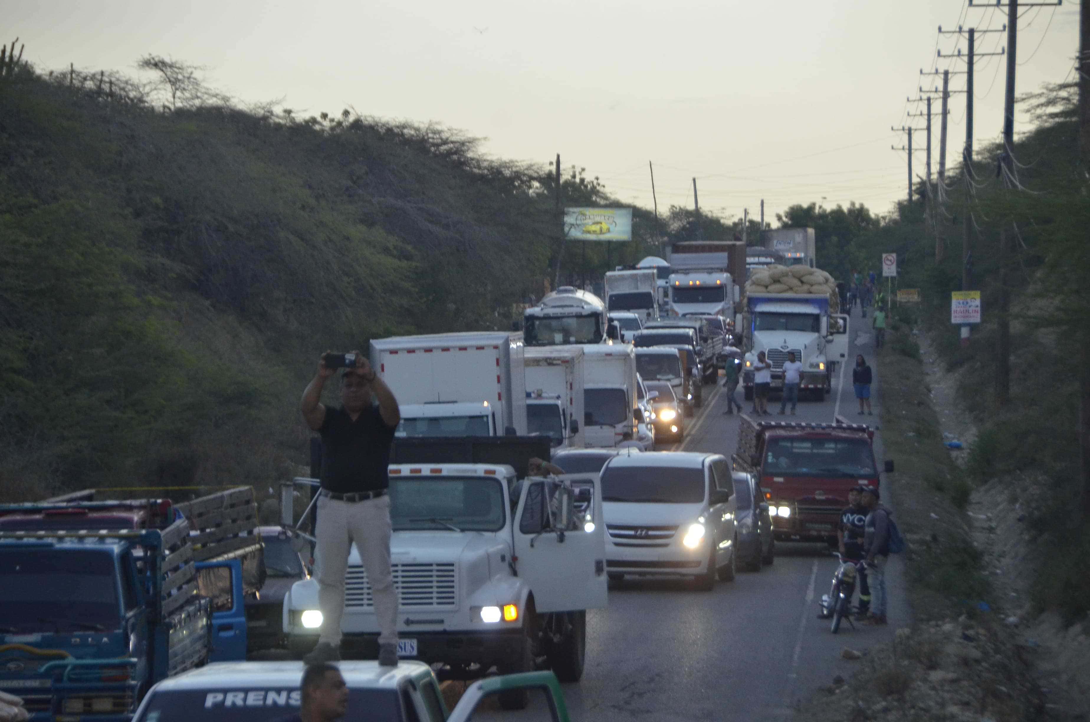 Entaponamiento por bloqueo de paso vehicular.