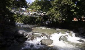 Bañistas vuelven a desafiar las aguas del río Fula pese a crecida que dejó cinco muertos
