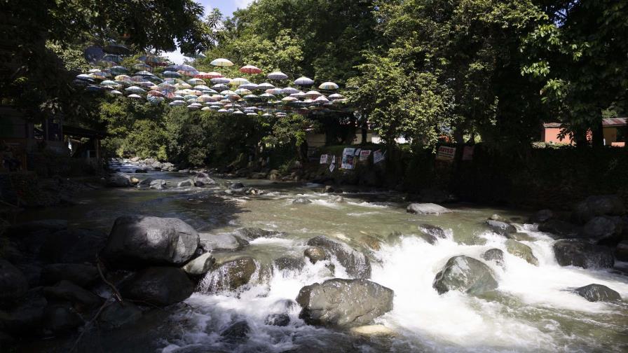 Bañistas vuelven a desafiar las aguas del río Fula pese a crecida que dejó cinco muertos