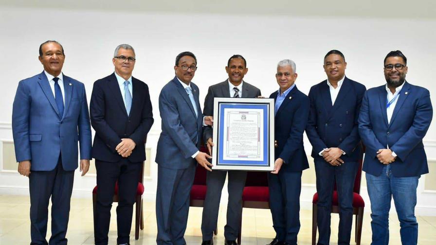 Senado reconoce a Fernando Tatis padre por su destacada trayectoria en el béisbol local y las Grandes Ligas