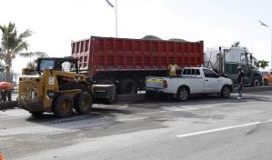 Camión de arena se vuelca en la autopista 30 de Mayo