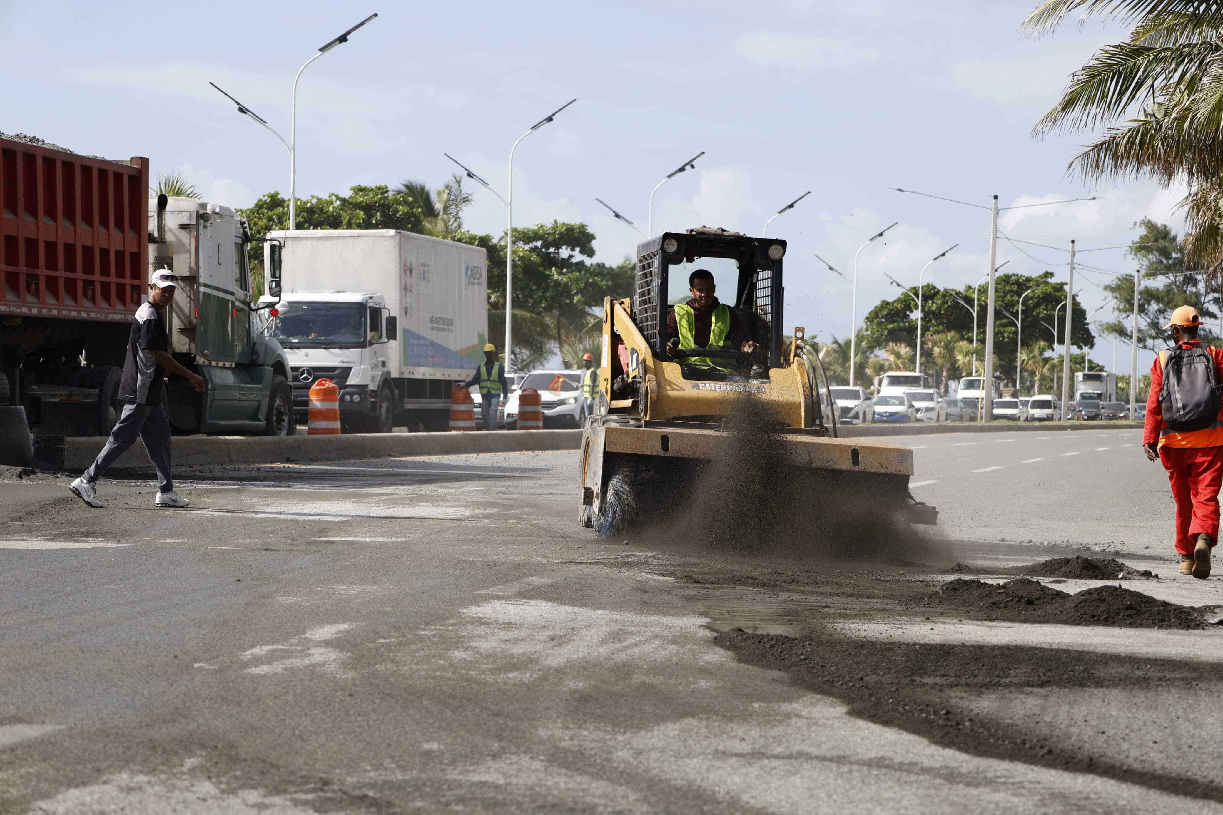 Maquinarias limpiando la zona.